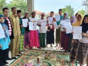 Small Vessel Document (PAS KECIL) handover to 13 fishermen was accompanied by APRI together with the Agency of Marine Affairs and Fisheries (AMAF) Pamekasan.